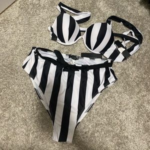 NWT Pretty Little Thing striped bikini brand new🖤🤍